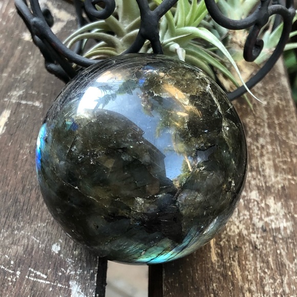 Large labradorite sphere pretty flashes - Picture 6 of 6